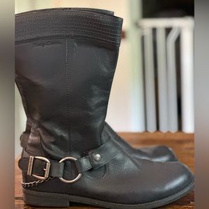 Brand New pair of Harley Davidson lightweight boots. Black in color. Size 11M